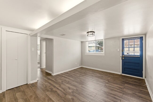 Foto del edificio - Renovated studio with garage + utilities included! Modern kitchen with island, updated bath, on-s...