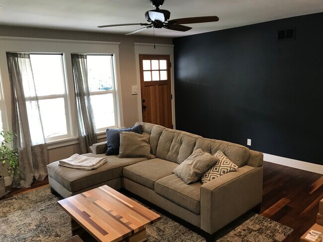 Sala de estar, puerta delantera - 775 Mark Twain Rd