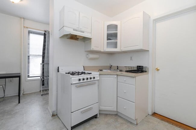 Building Photo - 248 E 91st St