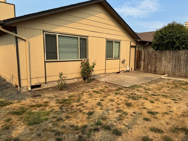 Foto del edificio - Updated 2 bed 1 bath duplex in Springfield!