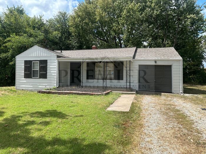 Primary Photo - 108 NE Austin St