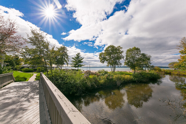 Foto del edificio - 5577 Creeks Crossing W