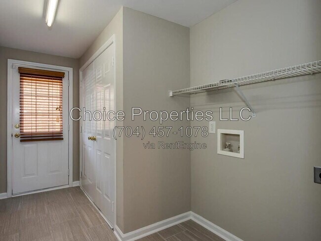 Foto del edificio - 14930 Ballantyne Village Way