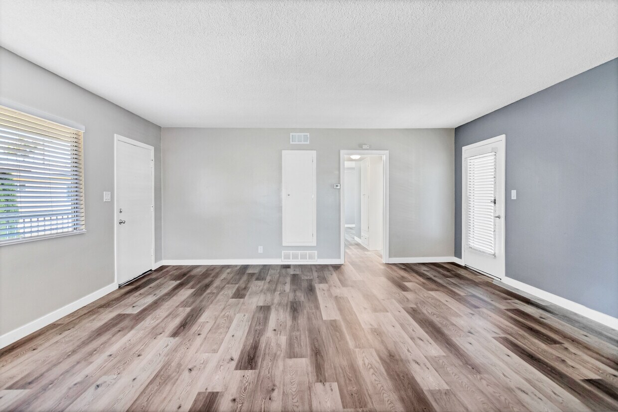 Puerta de entrada, Gire a la izquierda Wing habitación, acceso al balcón - 941 S. Trident St.