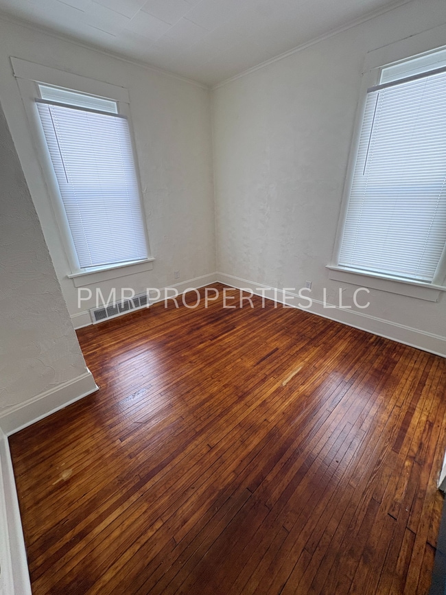 Building Photo - 2 Bedroom / 1 Bathroom Single-Family Home