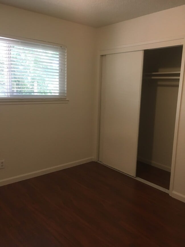 Building Photo - Duplex - 2 Bedrooms, 1 Bath.