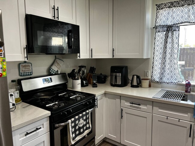 Building Photo - Cozy 2 Bedroom 1 Bathroom ADU in Rialto AV...