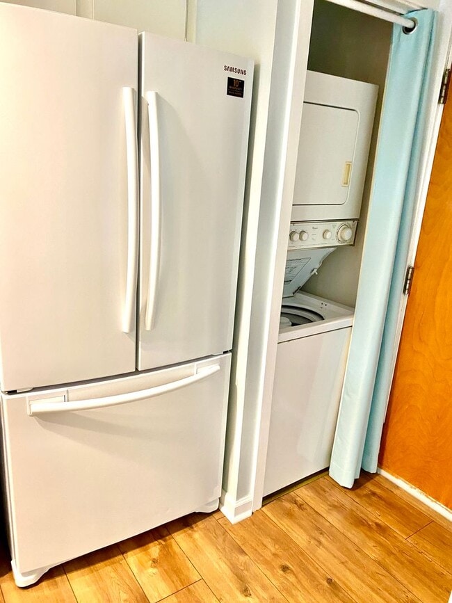 Building Photo - 1BD/1BA Dream Condo Screened In Porch Overlooking Tennis Courts Marina Nearby