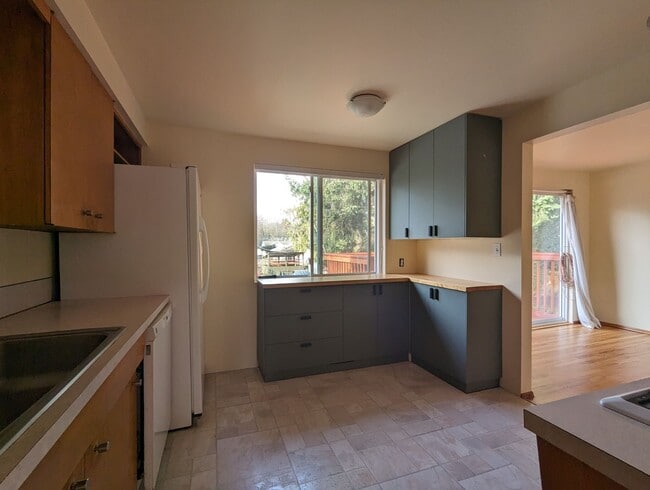 Building Photo - Large Meadowbrook Split Level