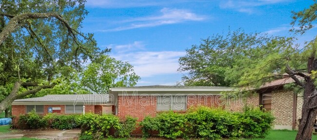 Building Photo - 805 N Douglas Ave