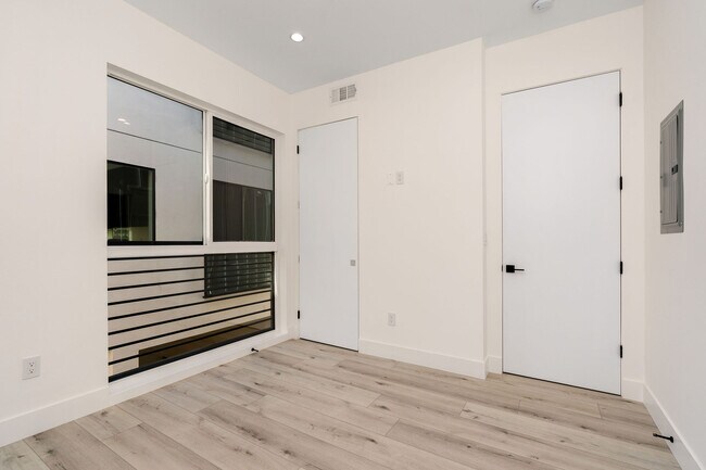 Foto del edificio - 15330 Weddington St