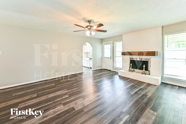 Foto del edificio - 9702 Desert Flower Ln