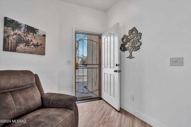 Foto del edificio - Incredible Spacious Back Yard! Large Covered Patio!