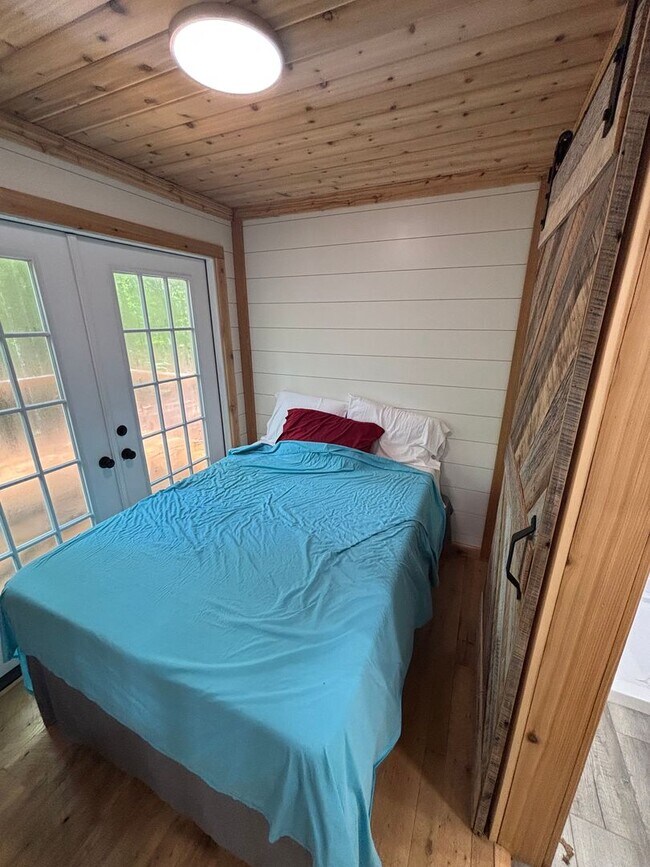 Foto del edificio - Cozy, Modern Tiny Home with Wrap-Around Po...