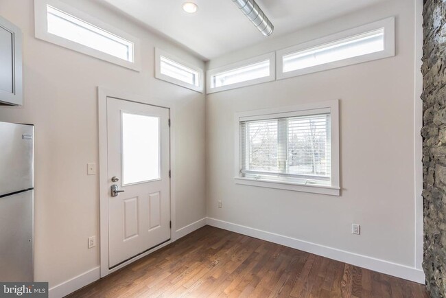 Foto del edificio - 229 N Whitford Rd