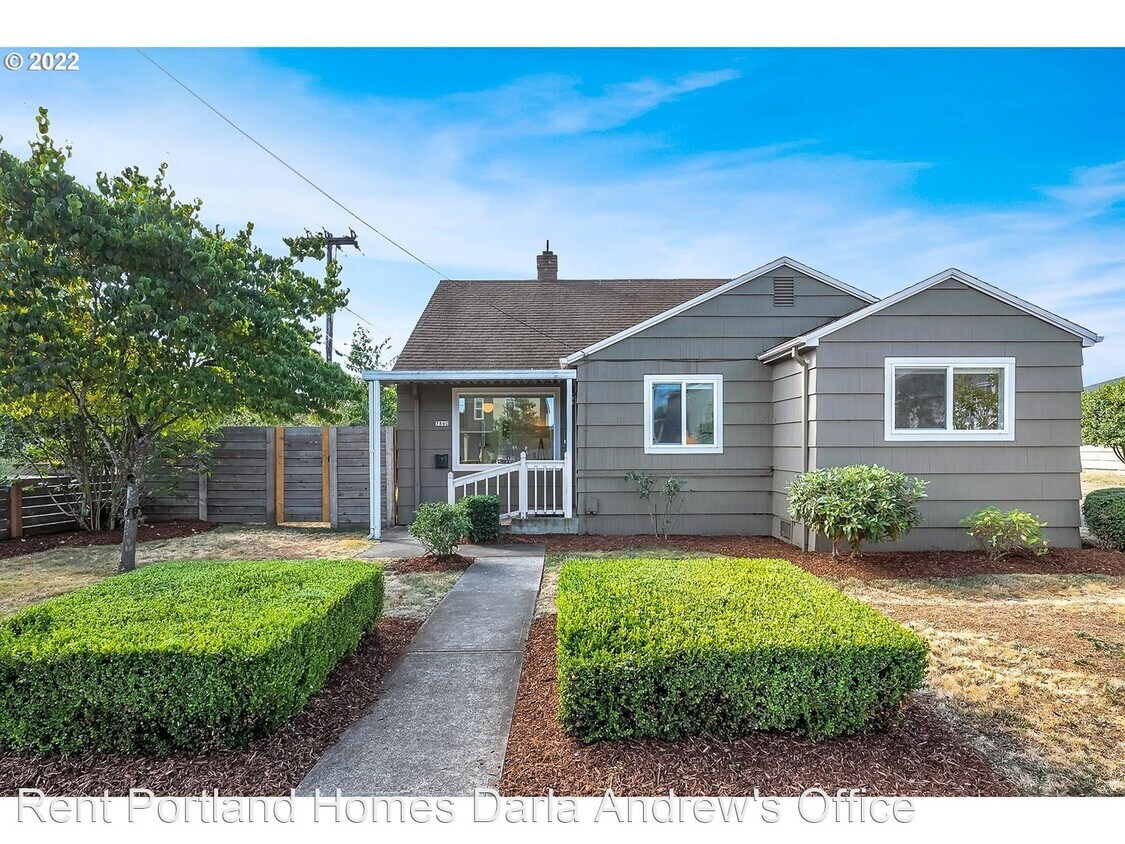 3 br, 1 bath House 7840 SE Raymond Street House for Rent in