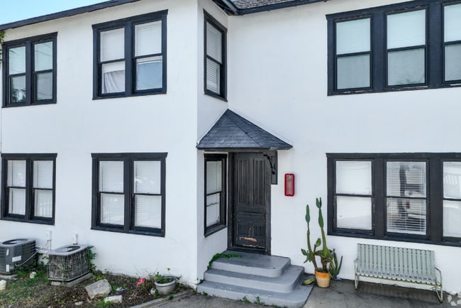 Building Photo - 301-311 W Leuda St