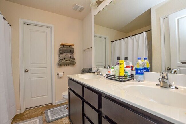 Foto del edificio - 3-bedroom home near the Airport.