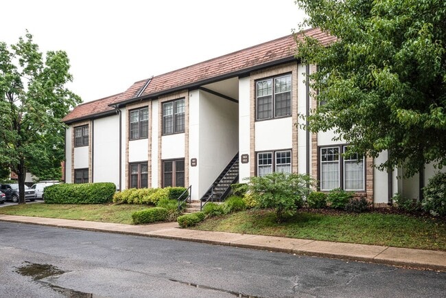 Building Photo - One Level 3 Bed, 2 Bath Condo in Belle Meade