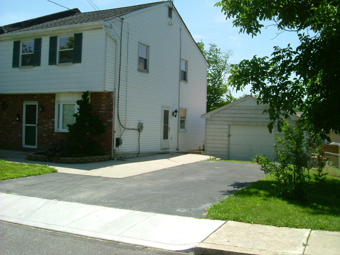 4+ car driveway - 22 Grant St