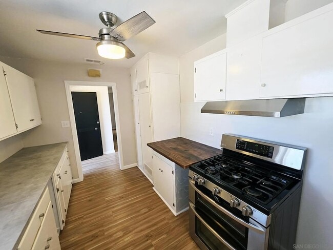 Building Photo - 2402 Meadow Lark Dr