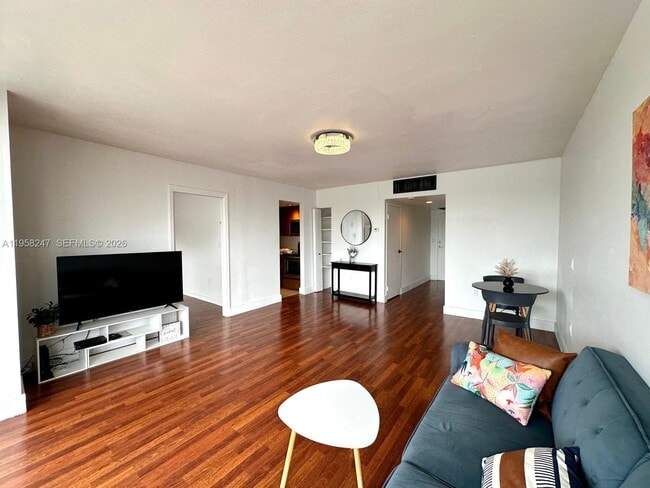 Foto del edificio - 3675 N Country Club Dr