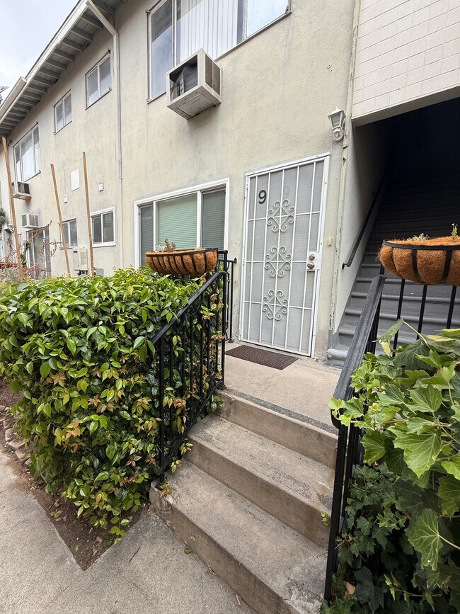 Foto del edificio - 2140 Beachwood Dr