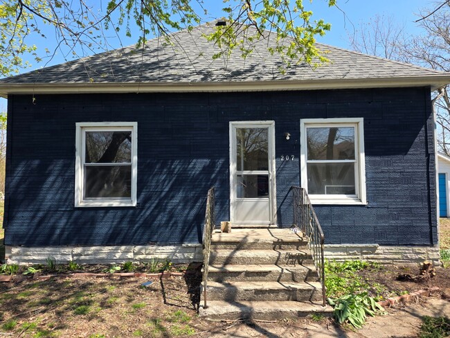 Building Photo - 207 N 1st St