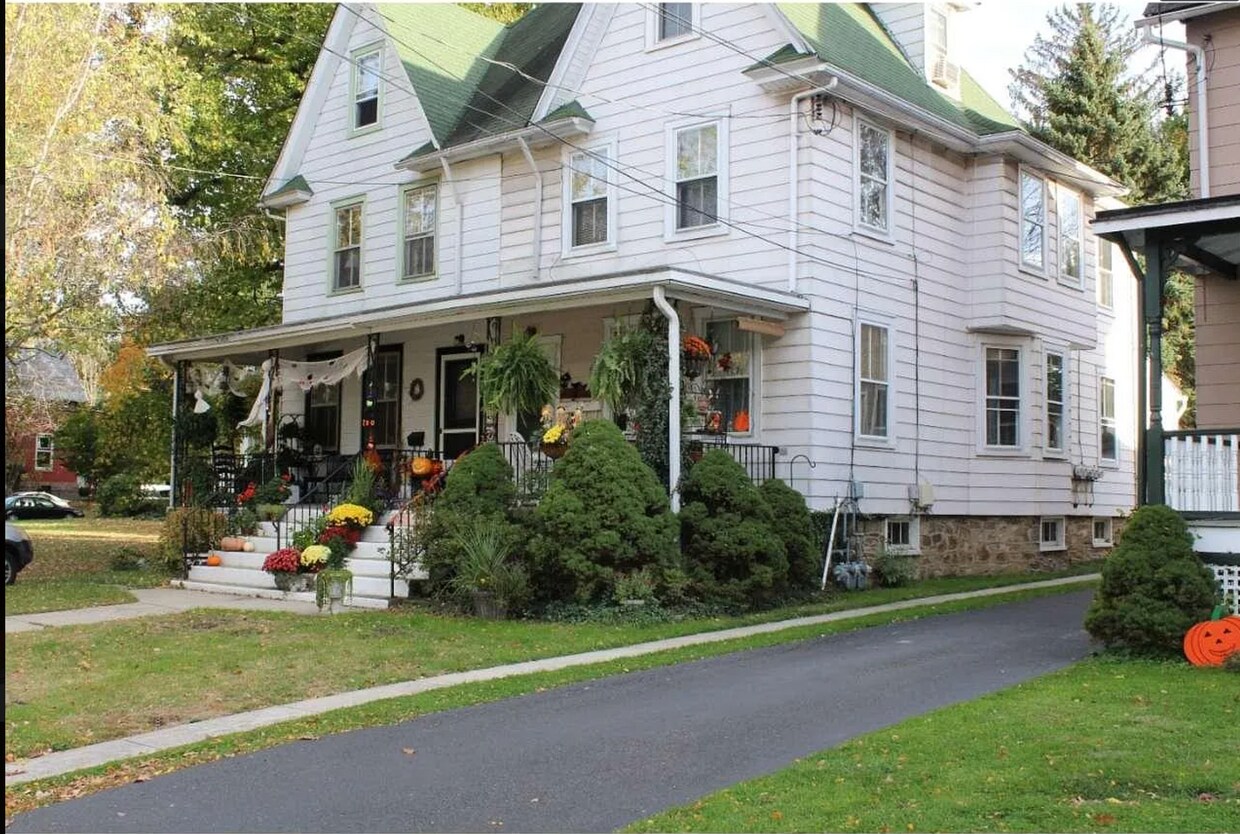 Foto principal - 210 W Maple Ave