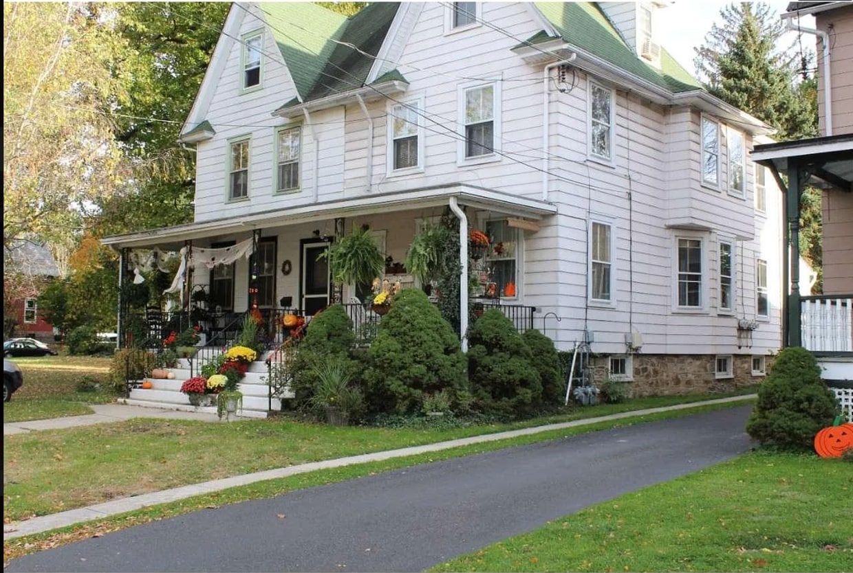 Primary Photo - 210 W Maple Ave