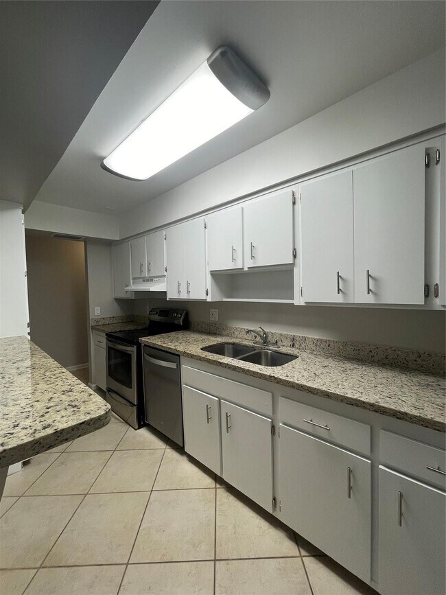 Building Photo - 2121 NE 36th St