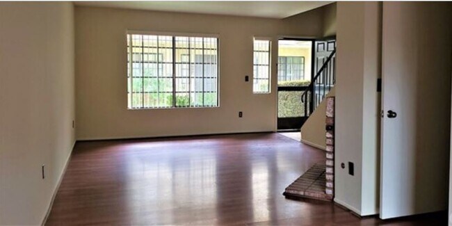 Livingroom and Entry - 4341 Howard Ave