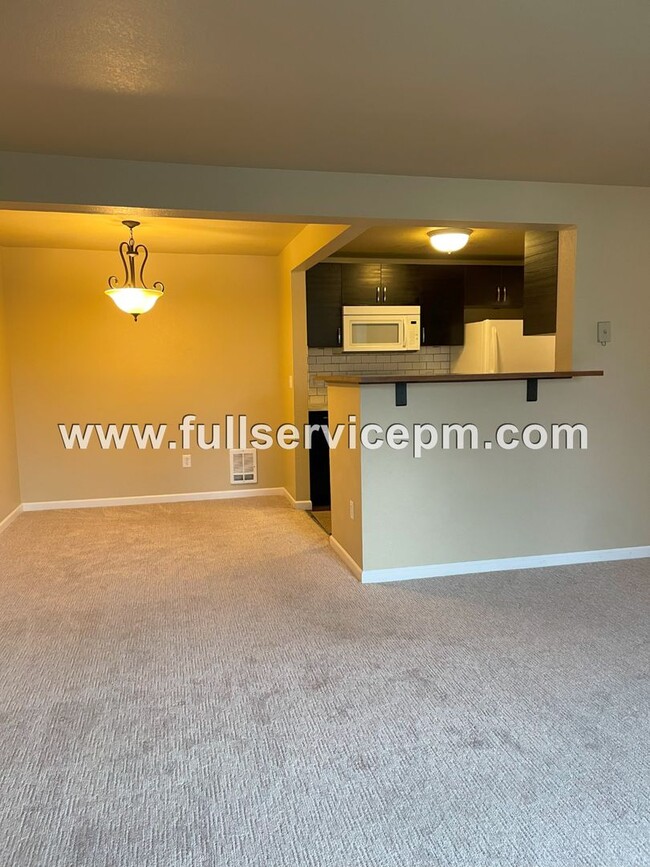 Building Photo - Great Find!!Spacious, condo w/ master