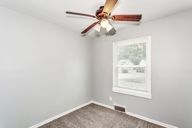 Foto del edificio - 3 Bed, 1 Bath Home with Deck & Fenced Backyard