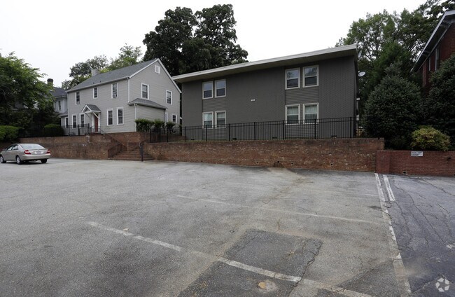 Building Photo - 658 E Main St
