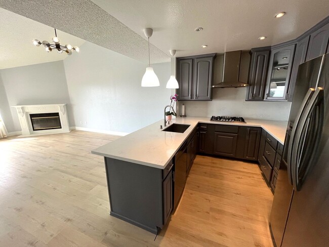 Building Photo - SPACIOUS AND BEAUTIFUL 3 BED/2 BATH CONDO!!!