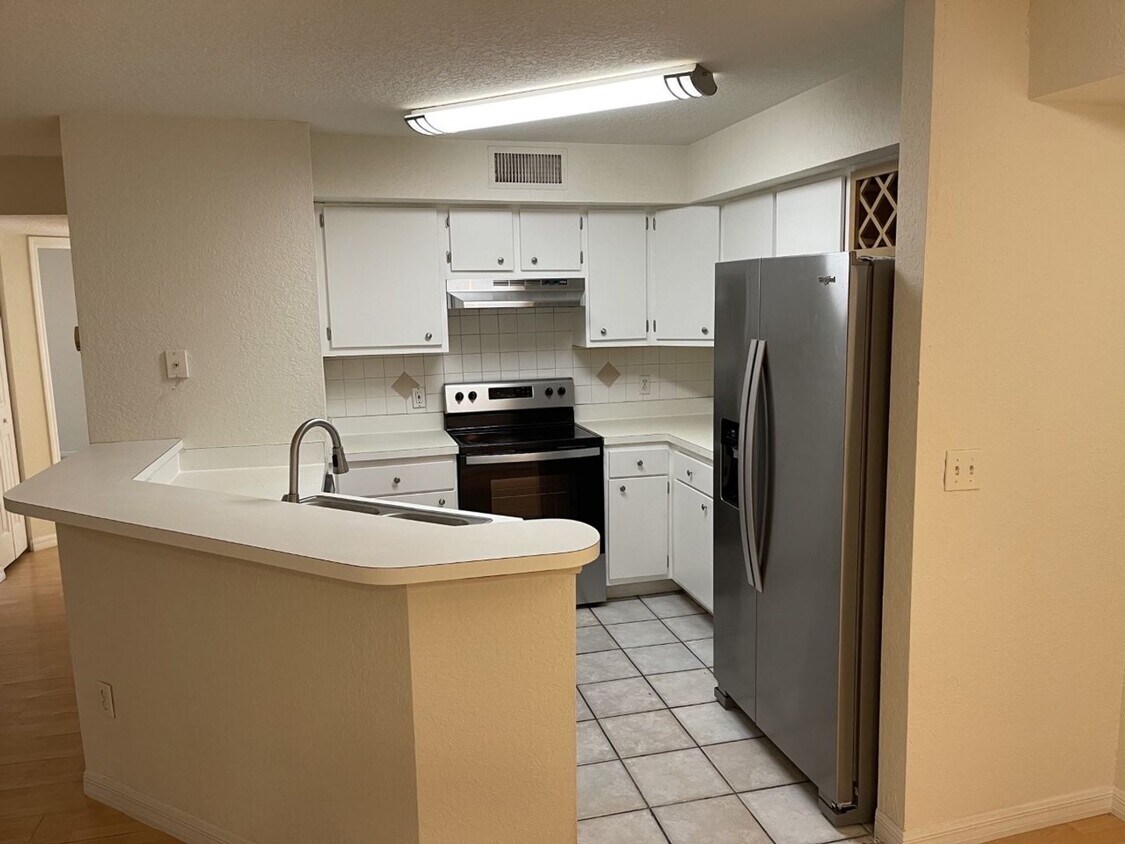 Foto principal - Beautiful 1st floor, 3 bedroom/2 bath cond...
