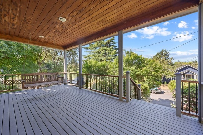 Foto del edificio - Reduced price! 2720 Sq. Ft. Character Home...