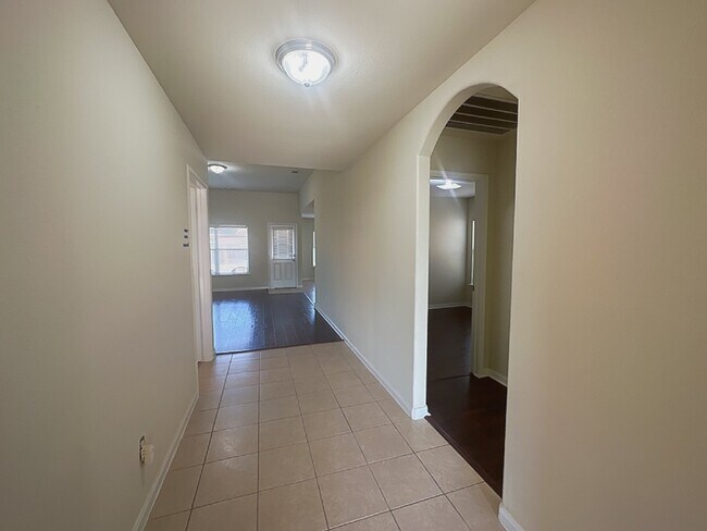 Building Photo - **CUTE 3 Bedroom Home, Move-in Ready**