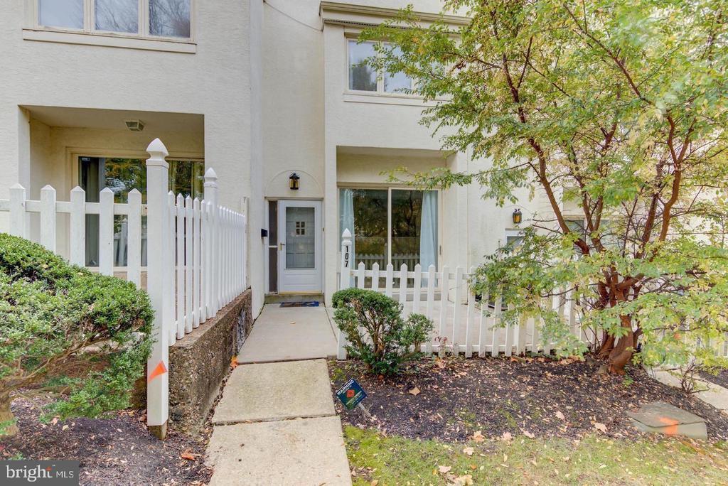 Primary Photo - 107 Montrose Ave