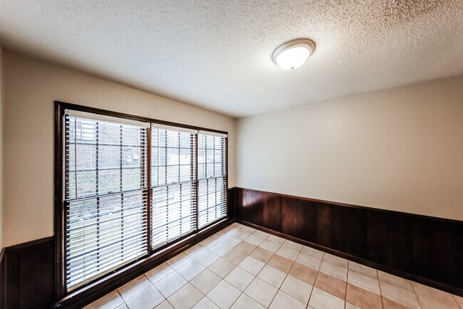 Foto del edificio - 3722 Woodhill Rd