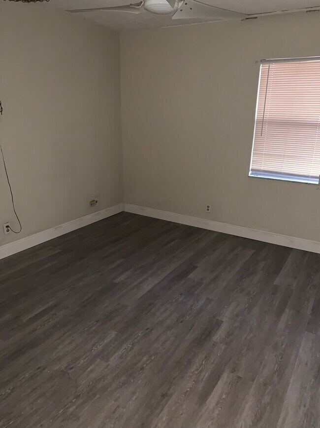 Second bedroom with tile flooring, and walk-in closet - 2821 Somerset Dr