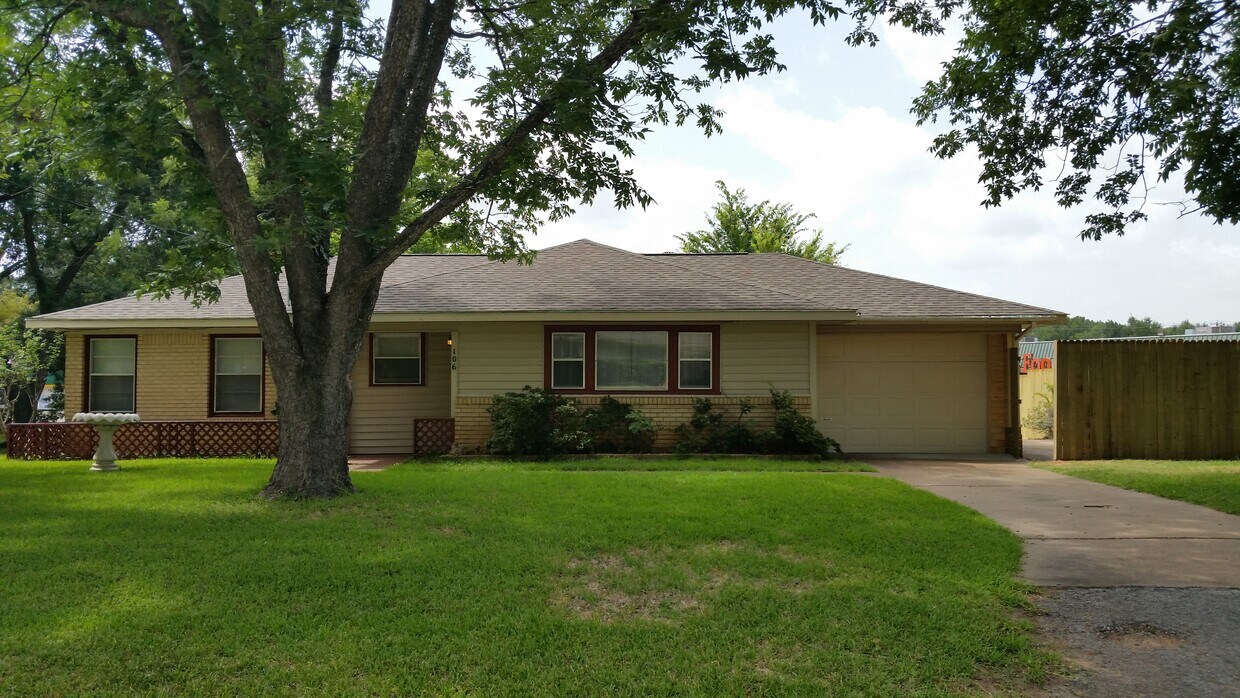Newer roof, St. Augustine, pecan trees - 106 Bellview Dr