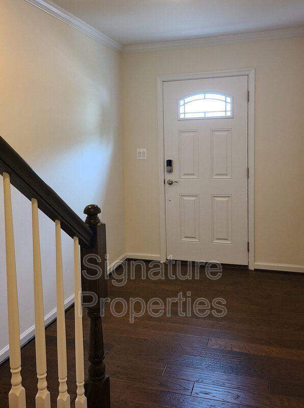 Building Photo - 316 Tree Line Dr