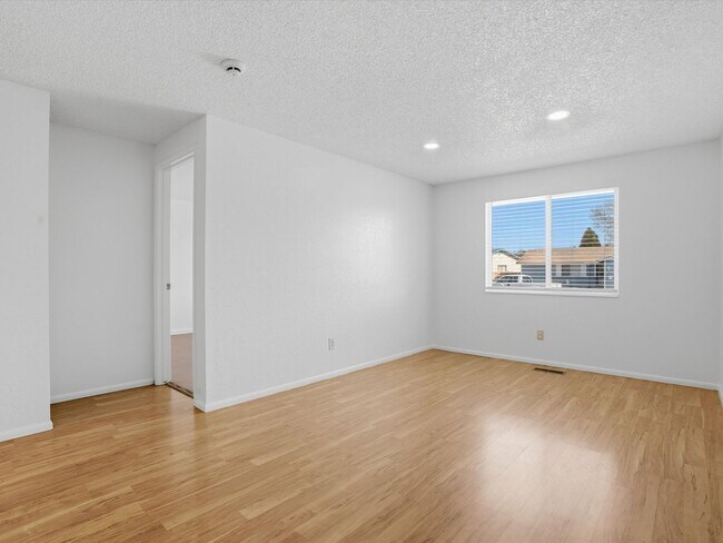 Building Photo - Upgraded Sparks Home