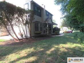 Building Photo - 601 Maplecrest Rd