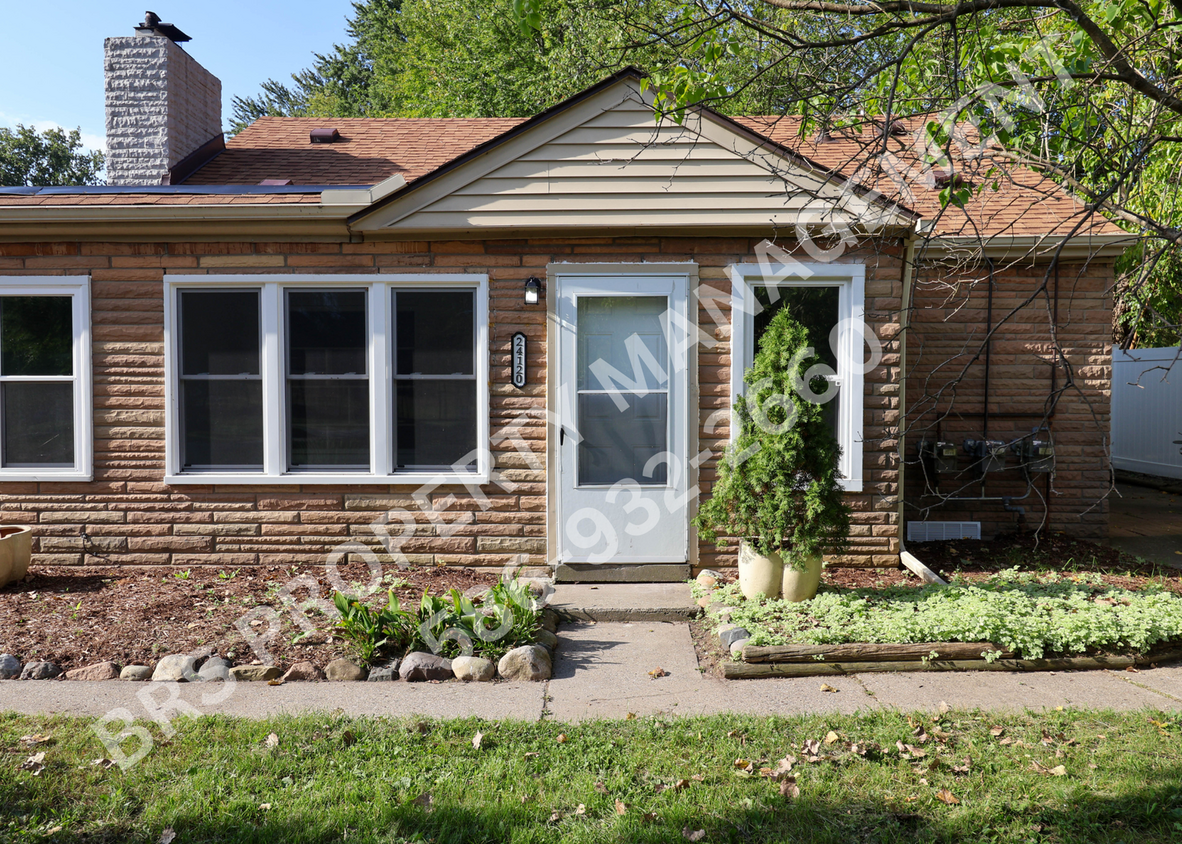 Primary Photo - Remodeled Duplex 2 bedroom in Clinton Twp.