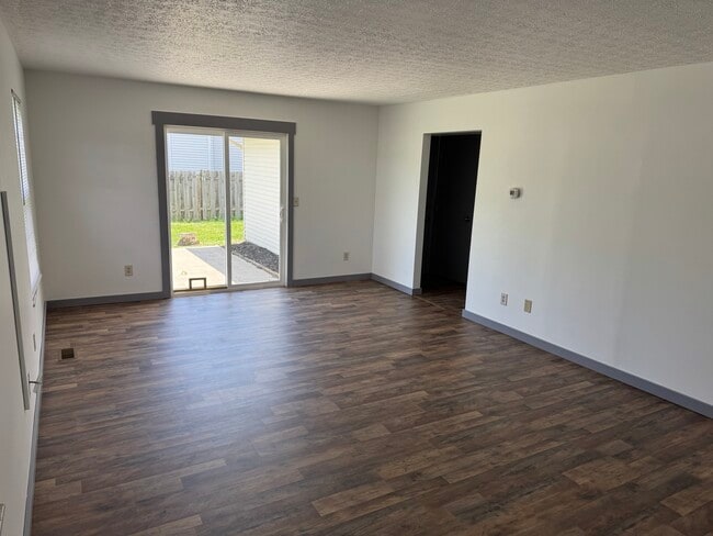 Building Photo - 475 Broadview Ct