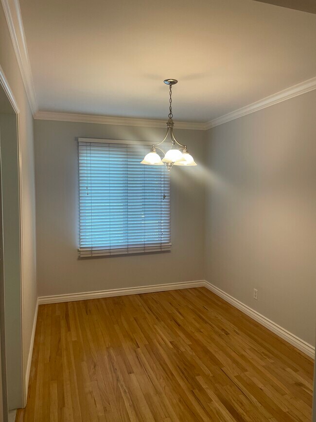 Área de comedor - 4407 Ensign Ave