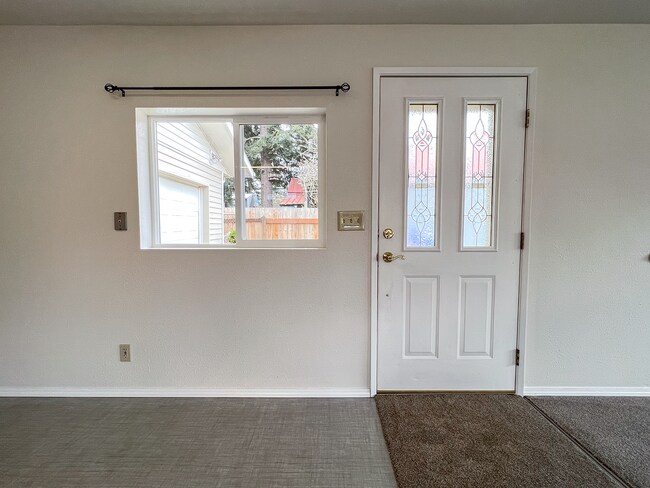 Building Photo - Immaculate 3-bed, 2-bath Ranch~Newly Renov...